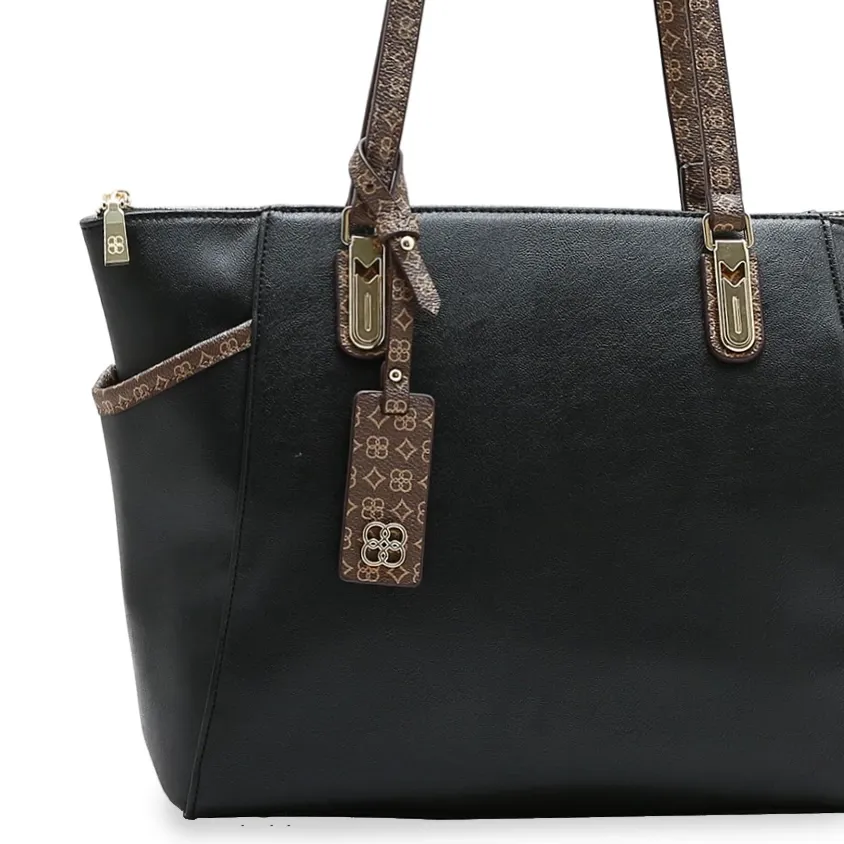 Close frontal da bolsa Chenson preta destacando alças estampadas e ferragens douradas